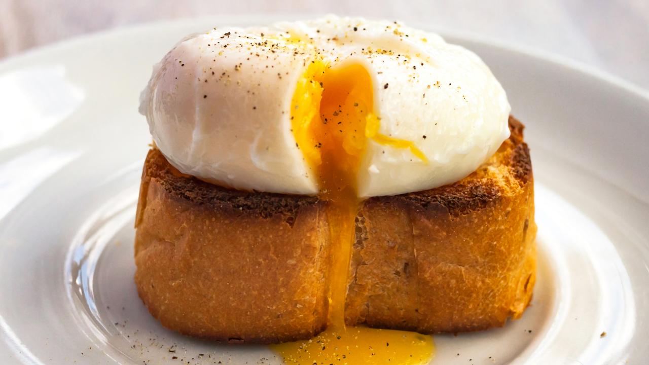 https://food.fnr.sndimg.com/content/dam/images/food/fullset/2020/21/medium-poached-egg-on-thick-slice-of-toast.jpg.rend.hgtvcom.1280.720.suffix/1608604635299.jpeg