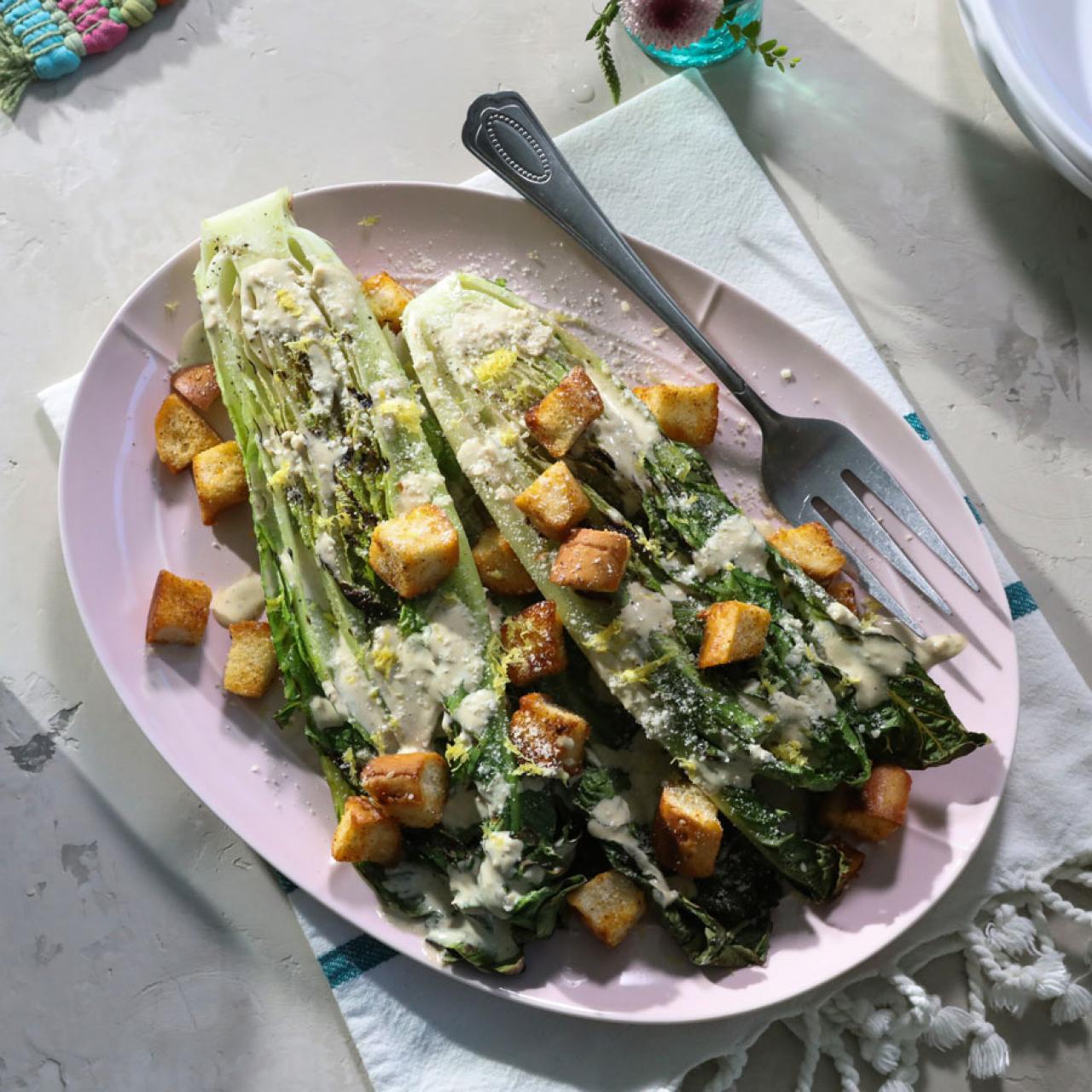 https://food.fnr.sndimg.com/content/dam/images/food/fullset/2020/28/QK404_Grilled-Romaine-Caesar-Salad_s4x3.jpg.rend.hgtvcom.1280.1280.suffix/1609183271663.jpeg