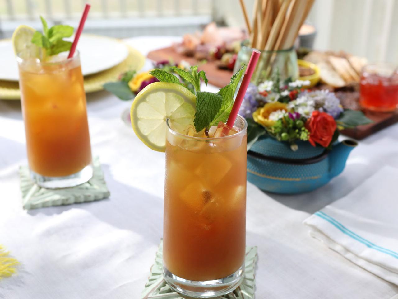 Spiked Iced Peach Green Tea - Le Petit Eats