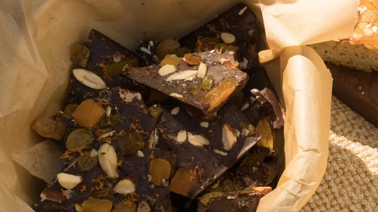 Sô-Cô-La Đen Hạnh Nhân &amp; Nho Khô Mr. Viet 08 Thanh 60g – Mr. Viet 08 Dark Chocolate Almond &amp; Raisin Bar 60g