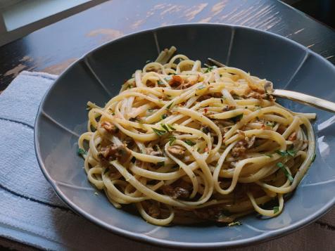 Linguine with Canned Clams, Chiles and Lemon