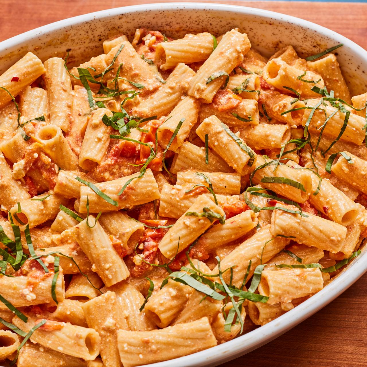 https://food.fnr.sndimg.com/content/dam/images/food/fullset/2021/02/05/Baked-Feta-Pasta-4_s4x3.jpg.rend.hgtvcom.1280.1280.suffix/1615916524567.jpeg