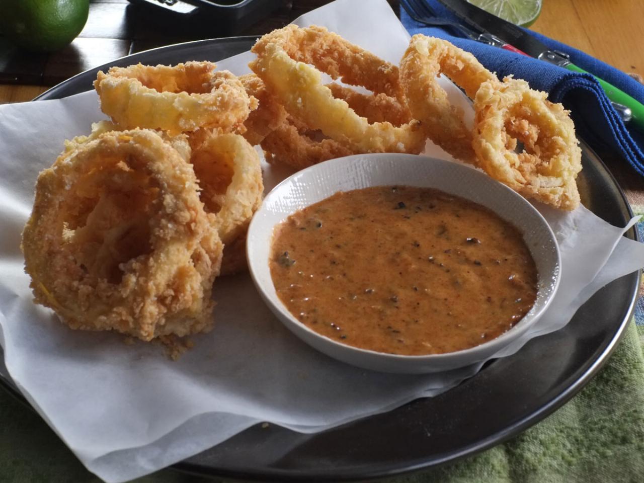 Crispy Onion Rings with Dipping Sauce (VIDEO) 
