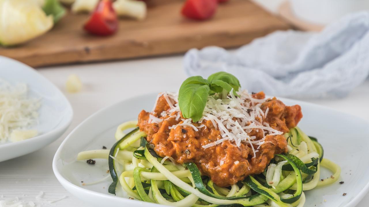 https://food.fnr.sndimg.com/content/dam/images/food/fullset/2021/02/23/zucchini-noodles-with-meat-suace.jpg.rend.hgtvcom.1280.720.suffix/1614109219287.jpeg