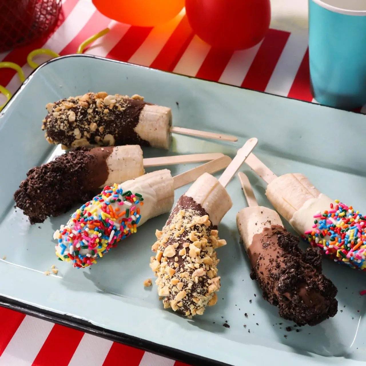 https://food.fnr.sndimg.com/content/dam/images/food/fullset/2021/03/04/QK412_Chocolate-Dipped-Bananas-on-Stick_s4x3.jpg.rend.hgtvcom.1280.1280.suffix/1614894889962.webp