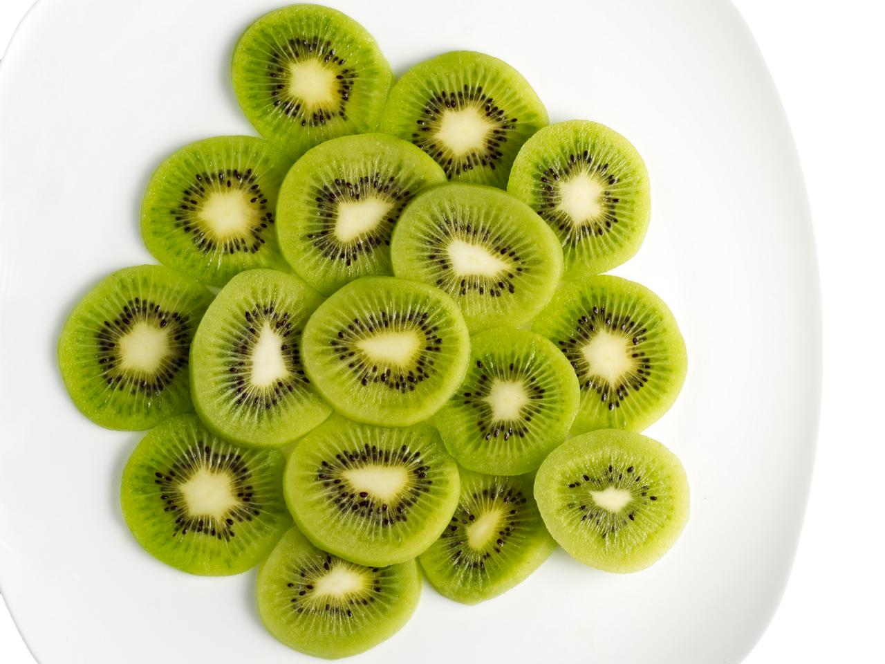 How to Cut a Kiwi Fruit With 3 Simple Kitchen Tools