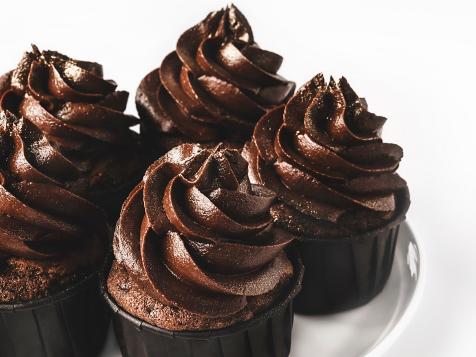 This Sprayable Decoration Took My Cupcakes from Homemade to Professional in 30 Seconds