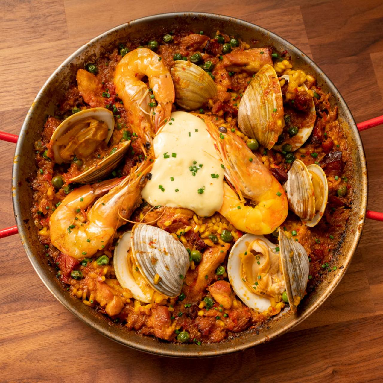 First ever paella cooked on a 12 lodge, turned out great with chicken,  shrimp, mussels, and clams! : r/castiron