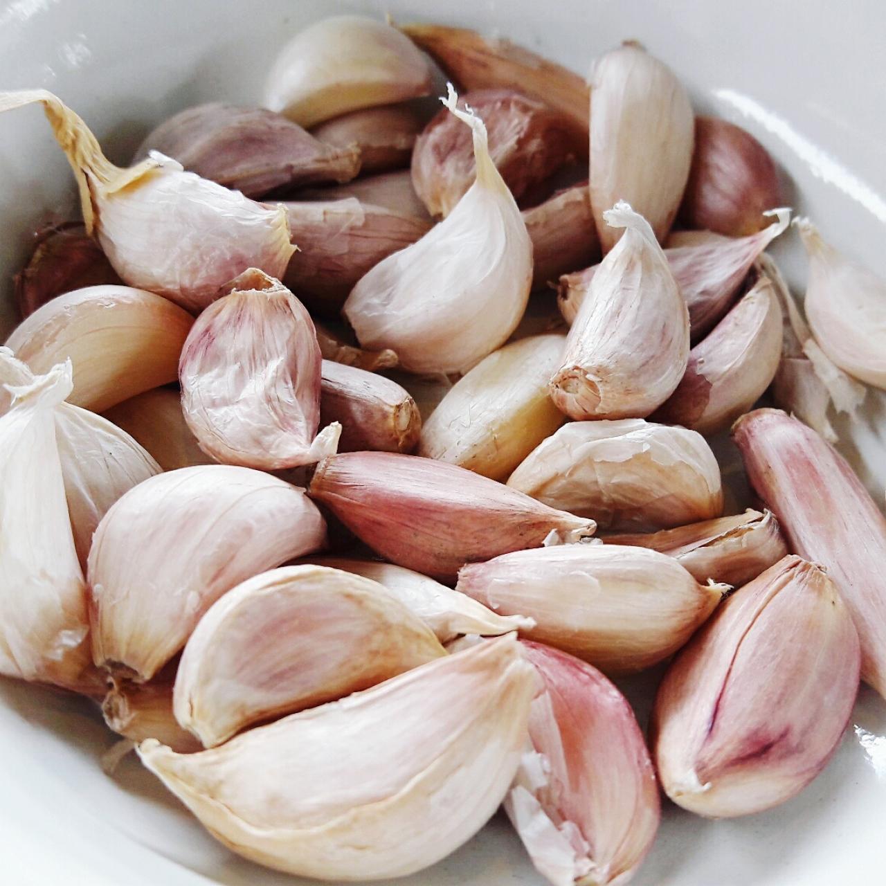 https://food.fnr.sndimg.com/content/dam/images/food/fullset/2021/05/25/cloves-of-garlic-in-bowl.jpg.rend.hgtvcom.1280.1280.suffix/1621974631234.jpeg