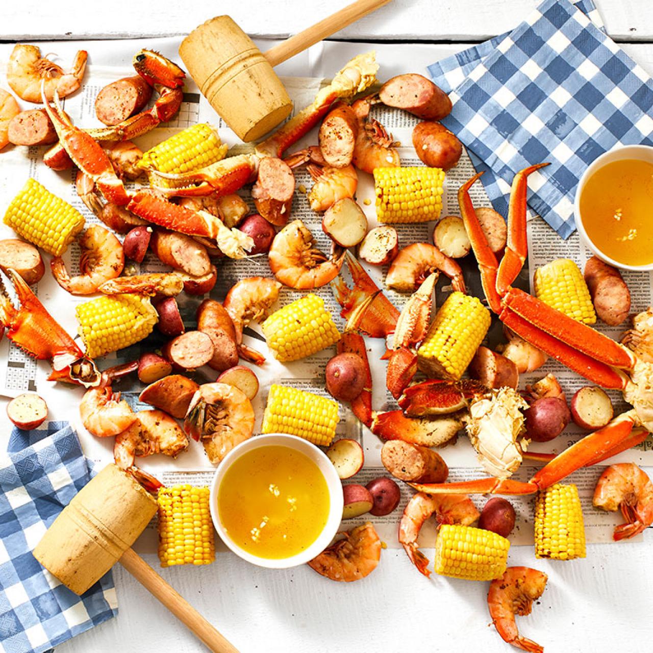 https://food.fnr.sndimg.com/content/dam/images/food/fullset/2021/06/02/0/FNM_070121-Low-Country-Boil_s4x3.jpg.rend.hgtvcom.1280.1280.suffix/1622660596757.jpeg