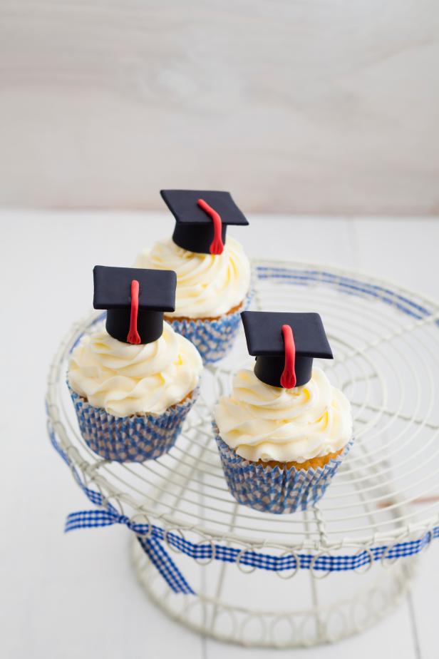 Graduation cupcakes with vanilla frosting