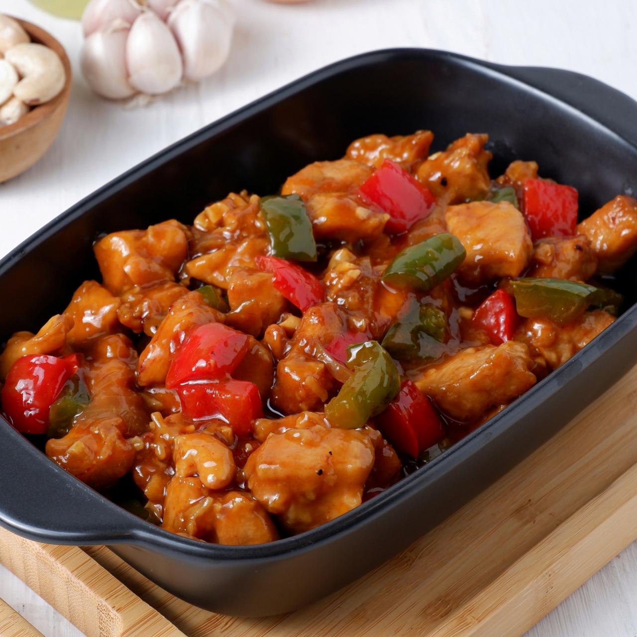https://food.fnr.sndimg.com/content/dam/images/food/fullset/2021/07/12/kung-pao-chicken-in-reusable-takeout-container.jpg.rend.hgtvcom.1280.1280.suffix/1626142438095.jpeg