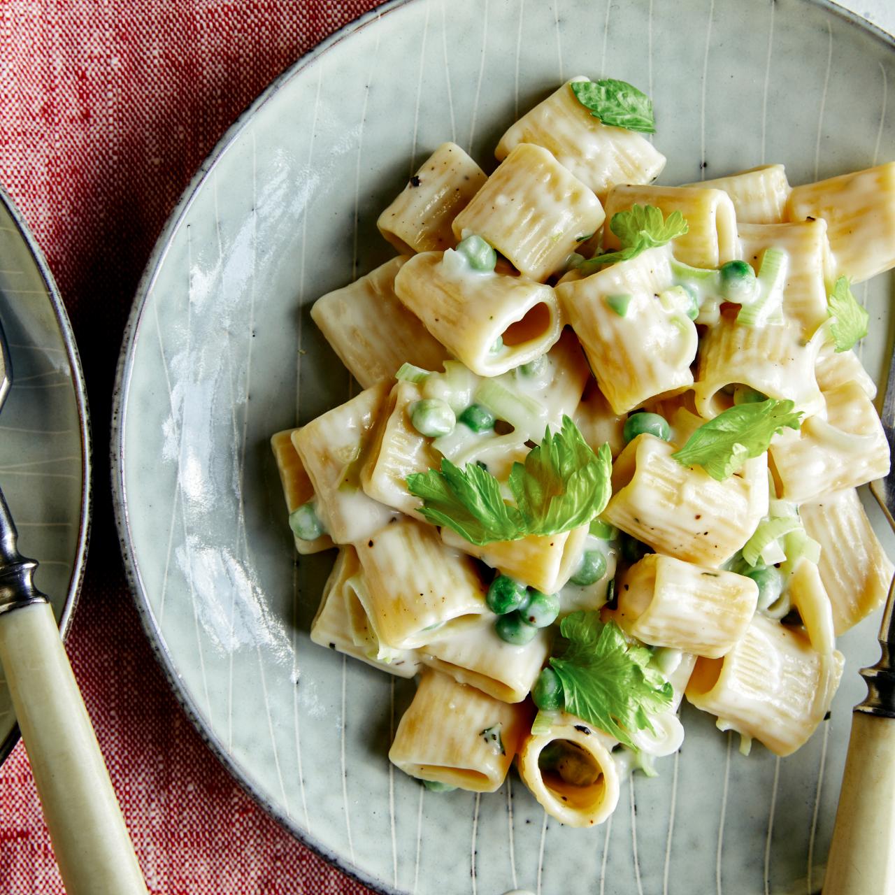 https://food.fnr.sndimg.com/content/dam/images/food/fullset/2021/07/14/0/FNK_One-Pot-Cheesy-White-Rigatoni_H1_s4x3.jpg.rend.hgtvcom.1280.1280.suffix/1626288883078.jpeg