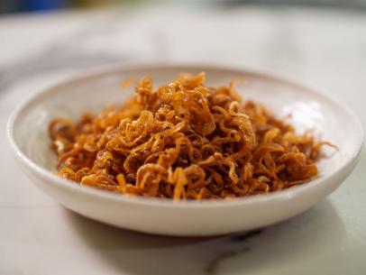 https://food.fnr.sndimg.com/content/dam/images/food/fullset/2021/07/20/KC2812_microwave-fried-shallots_s4x3.jpg.rend.hgtvcom.406.305.suffix/1626793492127.jpeg