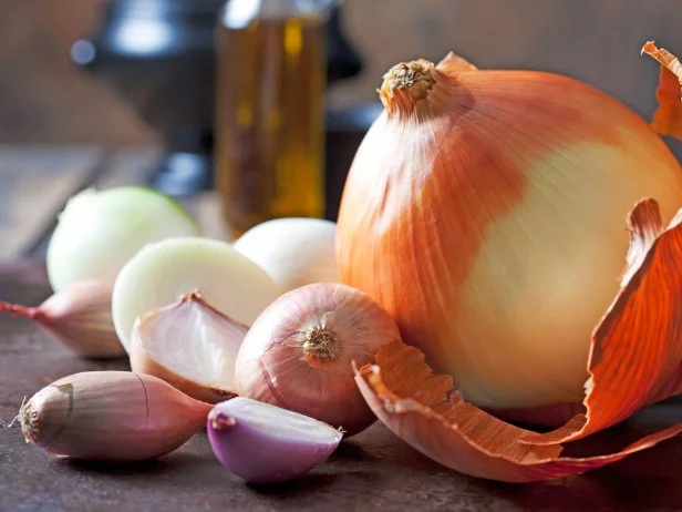 Zweibelsorten, GemÃ¼sezwiebel( Allium ascalonicum), Schalotten, weisse Zwiebeln, rosa Zwieblen, kleine. grosse, Zwiebel, flasche OlivenÃ¶l