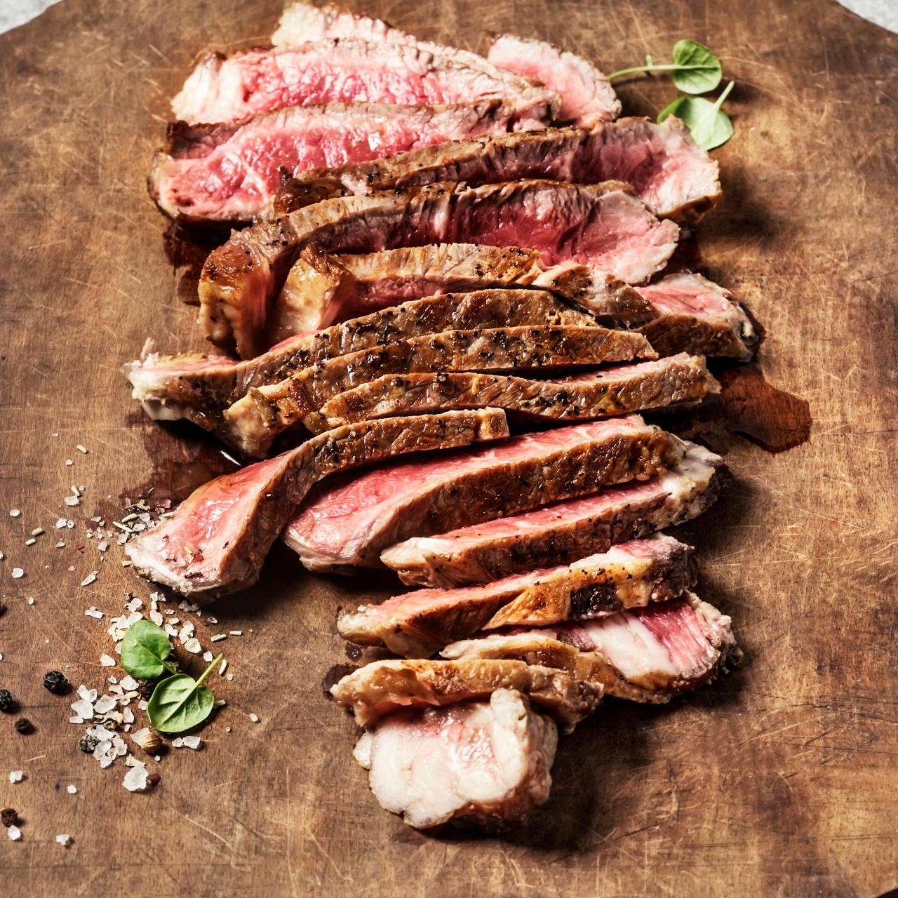https://food.fnr.sndimg.com/content/dam/images/food/fullset/2021/08/06/sliced-steak-on-cutting-board.jpg.rend.hgtvcom.1280.1280.suffix/1628249872290.jpeg