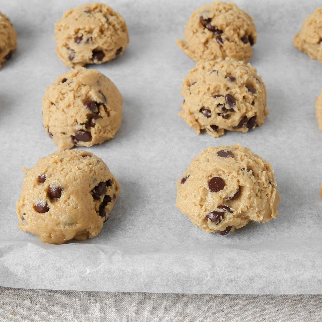 https://food.fnr.sndimg.com/content/dam/images/food/fullset/2021/08/16/raw-chocolate-chip-cookies-on-parchment-paper.jpg.rend.hgtvcom.1280.1280.suffix/1629134529774.jpeg