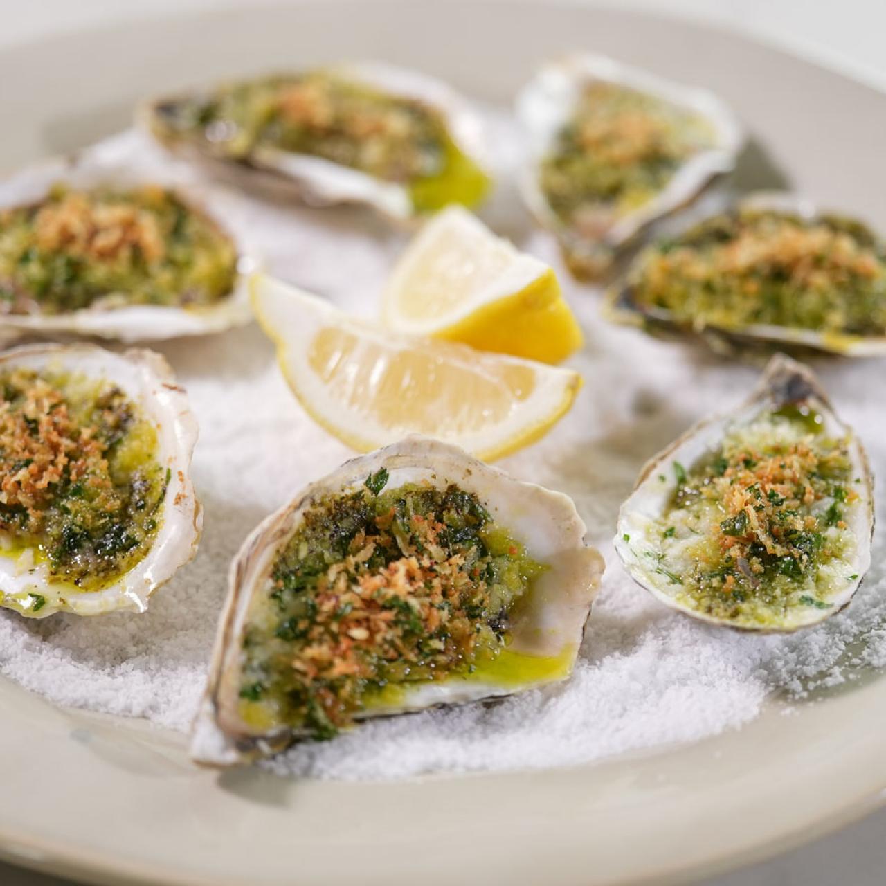 https://food.fnr.sndimg.com/content/dam/images/food/fullset/2021/08/18/KC2901_Char-Grilled-Oysters-with-Green-Garlic-Butter_s4x3.jpg.rend.hgtvcom.1280.1280.suffix/1629304175636.jpeg