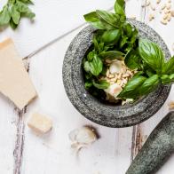 Pesto Genovese- Zutaten im MÃ¶rser (Basilikum, Parmesan, Knoblauch, Pinienkerne)