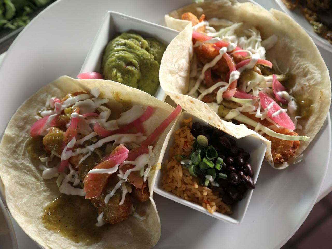 https://food.fnr.sndimg.com/content/dam/images/food/fullset/2021/09/15/DVSP136_Lobster-tacos_s4x3.jpg.rend.hgtvcom.1280.960.suffix/1631724207237.jpeg