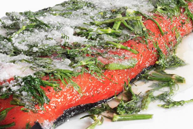 Marinated salmon with dill and black pepper