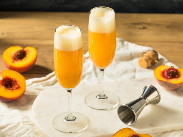 Refreshing Boozy Peach Bellini Cocktail with Prosecco