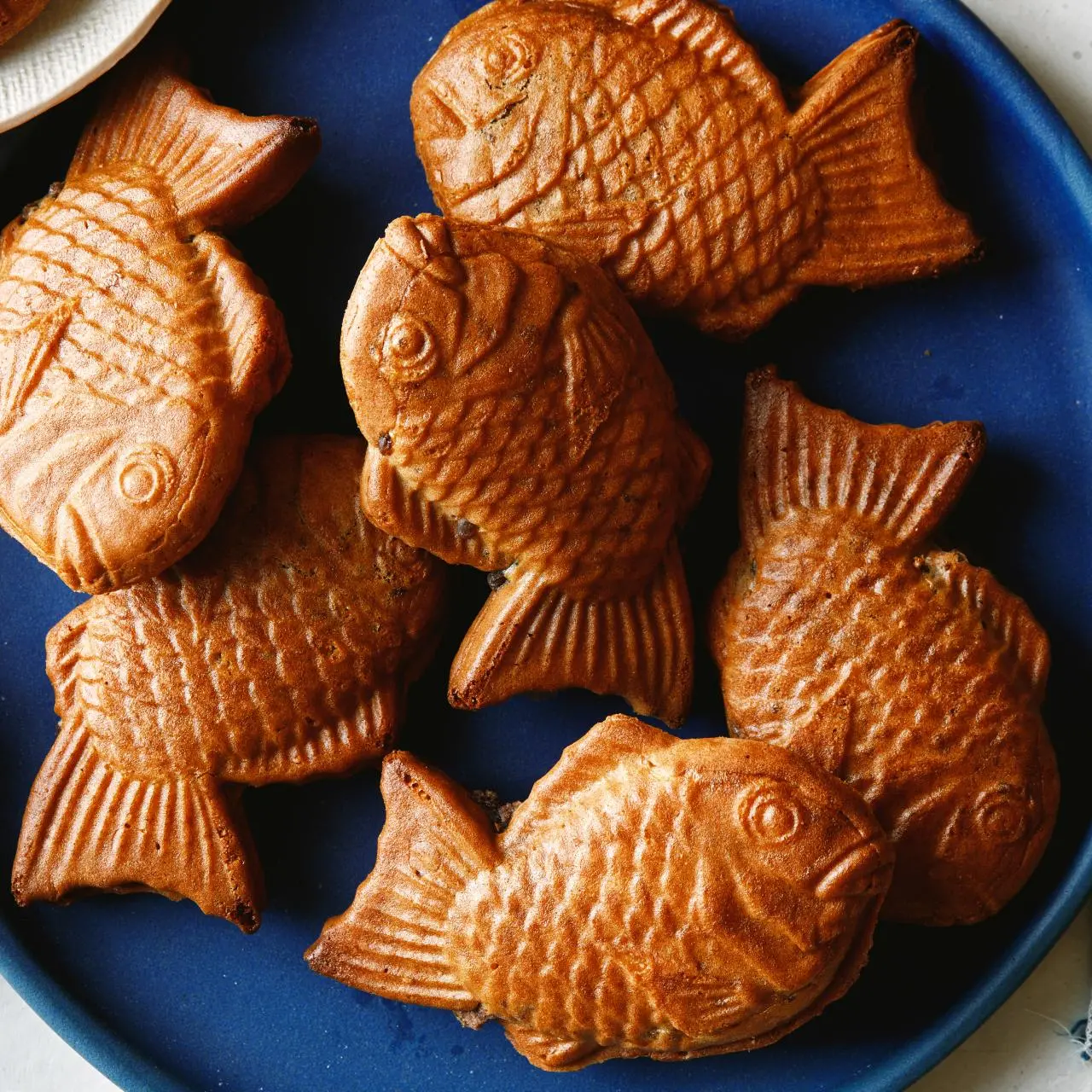https://food.fnr.sndimg.com/content/dam/images/food/fullset/2021/09/23/0/FNK_Taiyaki_H1_s4x3.jpg.rend.hgtvcom.1280.1280.suffix/1632420370206.webp
