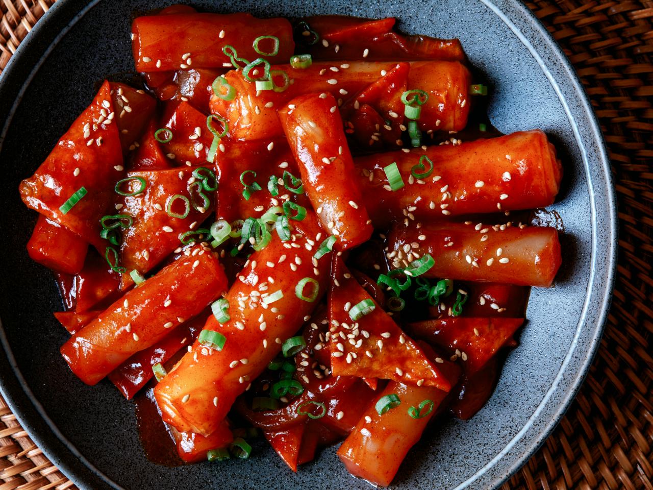 https://food.fnr.sndimg.com/content/dam/images/food/fullset/2021/09/23/0/FNK_Tteokbokki_H1_s4x3.jpg.rend.hgtvcom.1280.960.suffix/1632420467206.jpeg