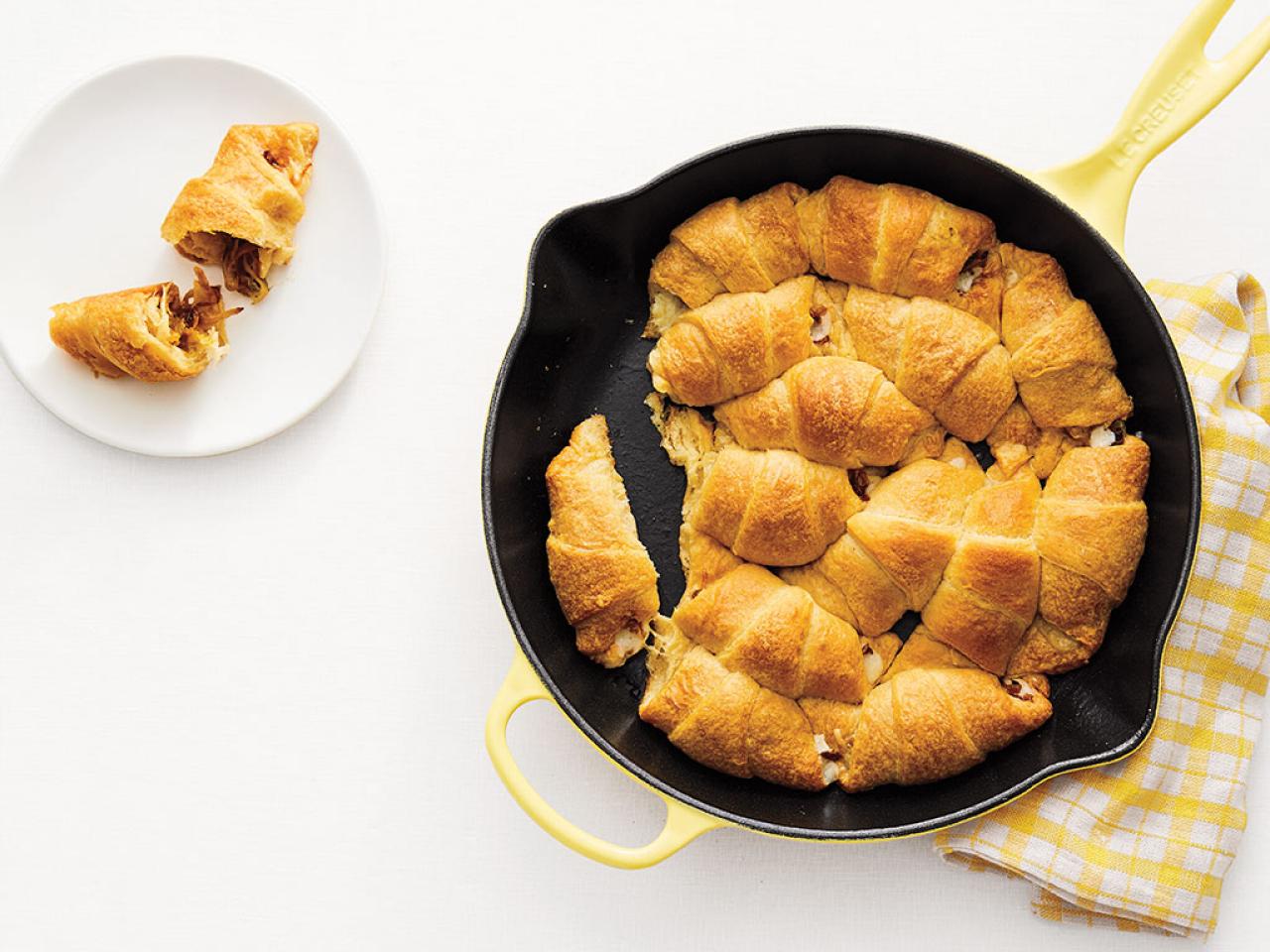 https://food.fnr.sndimg.com/content/dam/images/food/fullset/2021/09/24/0/FNM_110121-Skillet-Crescent-Rolls-with-Caramelized-Onions_s4x3.jpg.rend.hgtvcom.1280.960.suffix/1632510909610.jpeg