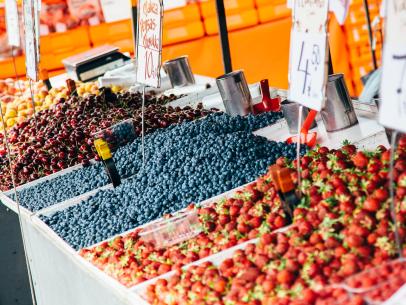 https://food.fnr.sndimg.com/content/dam/images/food/fullset/2021/09/27/spring-fruit-berries-cherries-farmers-market.jpg.rend.hgtvcom.406.305.suffix/1632795549273.jpeg