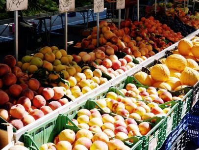 https://food.fnr.sndimg.com/content/dam/images/food/fullset/2021/09/27/summer-fruit-farmers-market-melons-peaches-.jpg.rend.hgtvcom.406.305.suffix/1632791260775.jpeg