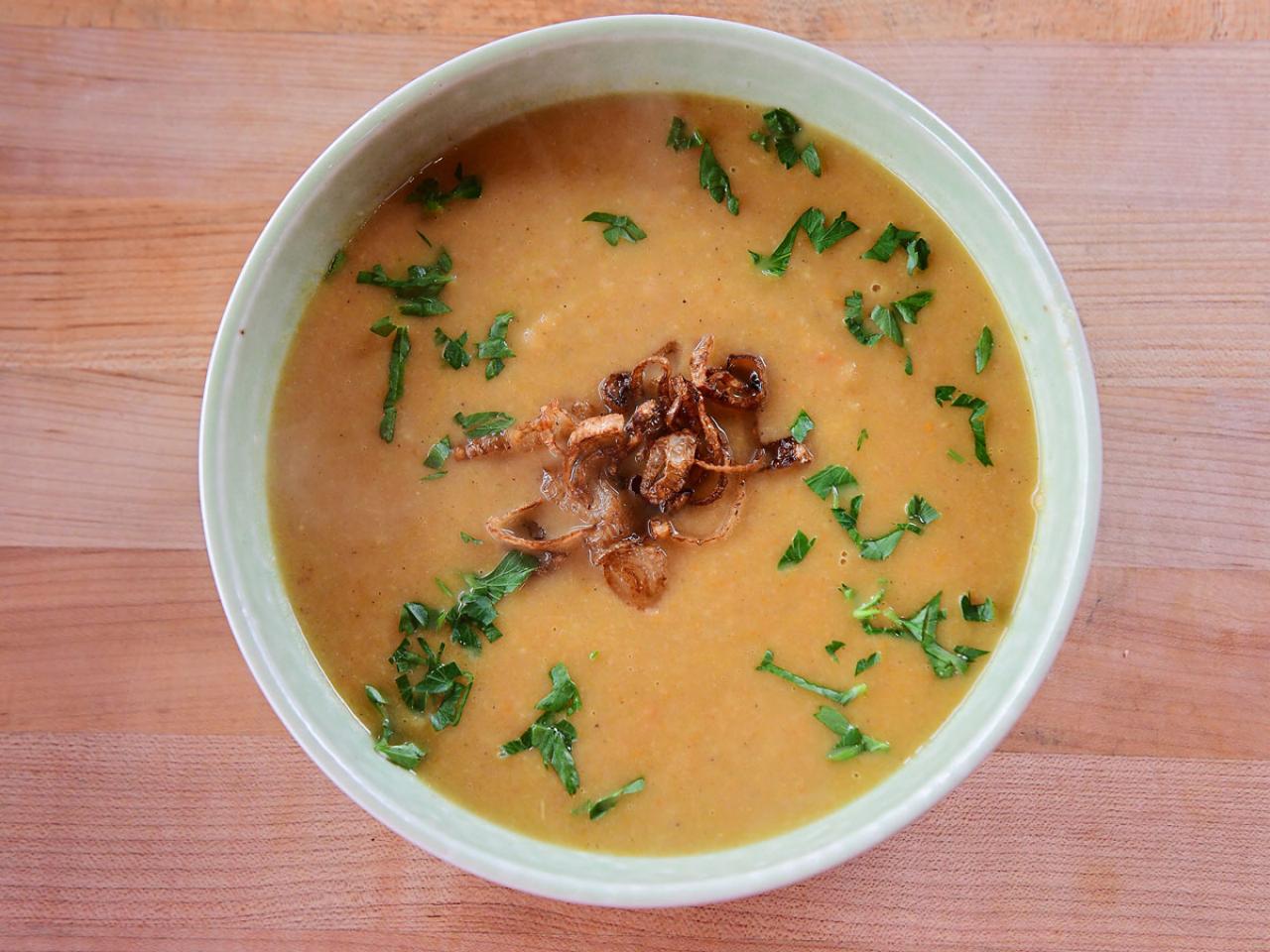 Easy German Carrot Soup Recipe: Oma's Mohrrübensuppe (Karottensuppe)