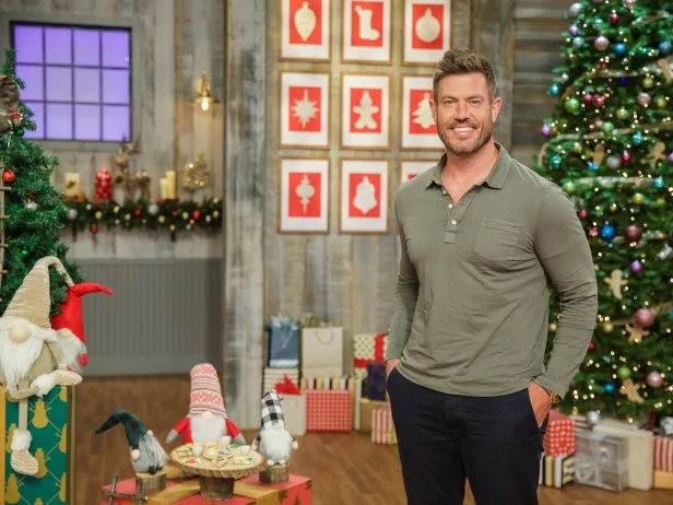 Host Jesse Palmer, as seen on Holiday Baking Championship Gingerbread Showdown, Season 1.