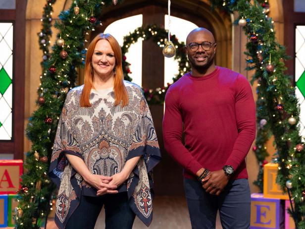 Host’s Eddie Jackson and Ree Drummond, as seen on Christmas Cookie Challenge, Season 5