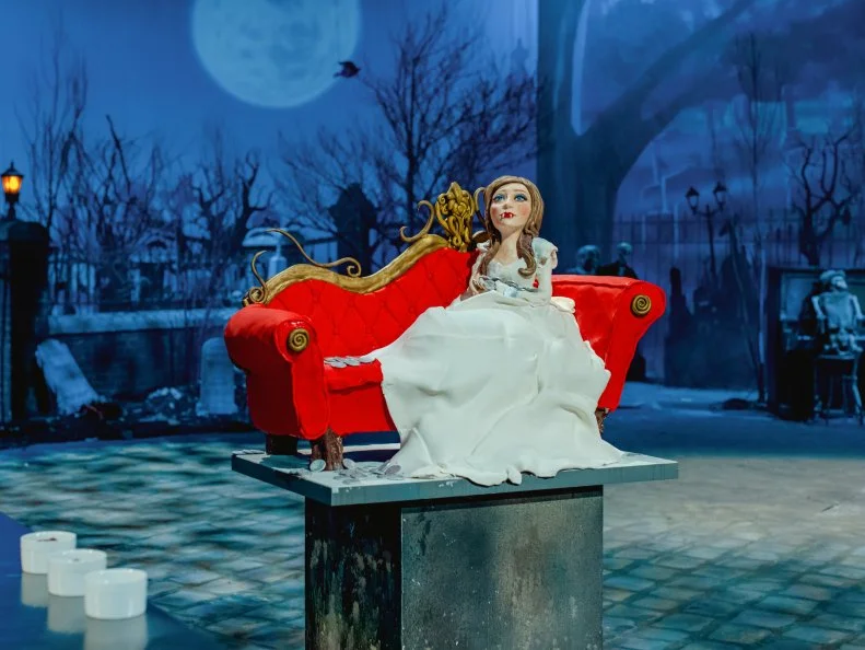 Team Pumpkin To Talk About unveils their cake; a vampire woman who has a hobby of marrying people for their money, as seen on Halloween Wars, Season 11.