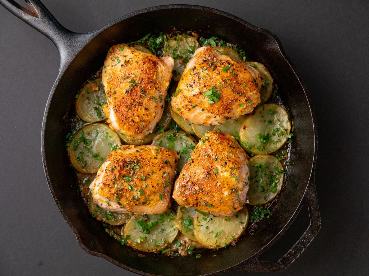 https://food.fnr.sndimg.com/content/dam/images/food/fullset/2021/10/26/BX1901__Skillet-Roasted-Chickenand-Potatoes_s4x3.jpg.rend.hgtvcom.1280.960.suffix/1635277485670.jpeg