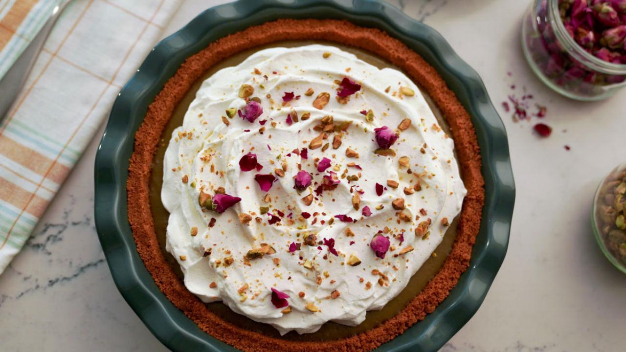 https://food.fnr.sndimg.com/content/dam/images/food/fullset/2021/11/02/MW908_Pistachio-Pudding-Pie_s4x3.jpg.rend.hgtvcom.1280.720.suffix/1635884893525.jpeg