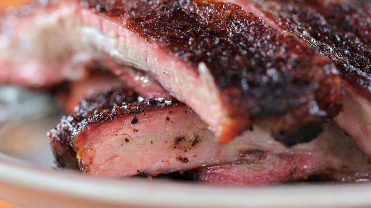 https://food.fnr.sndimg.com/content/dam/images/food/fullset/2021/11/04/DVSP138_Smoked-Pork-Ribs_s4x3.jpg.rend.hgtvcom.1280.720.suffix/1636058507330.jpeg