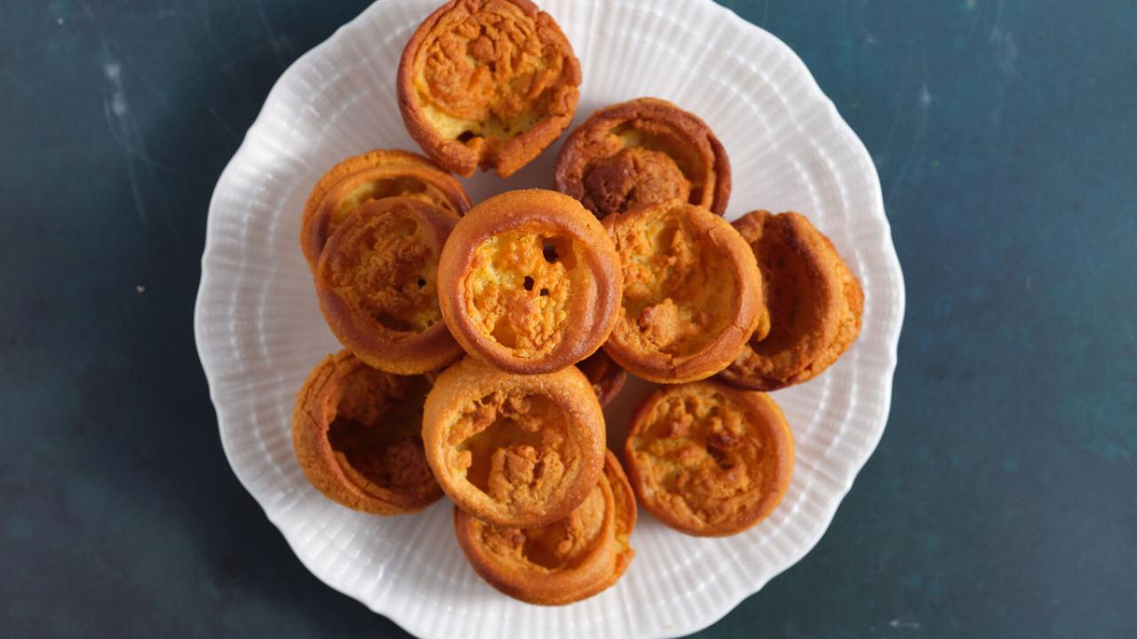 https://food.fnr.sndimg.com/content/dam/images/food/fullset/2021/11/04/VROL201_Yorkshire-Puddings_s4x3.jpg.rend.hgtvcom.1280.720.suffix/1636040689170.jpeg