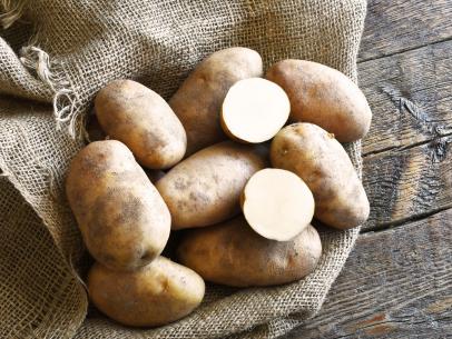 https://food.fnr.sndimg.com/content/dam/images/food/fullset/2021/11/09/russet-potatoes-burlap-wood-surface.jpg.rend.hgtvcom.406.305.suffix/1636435620157.jpeg