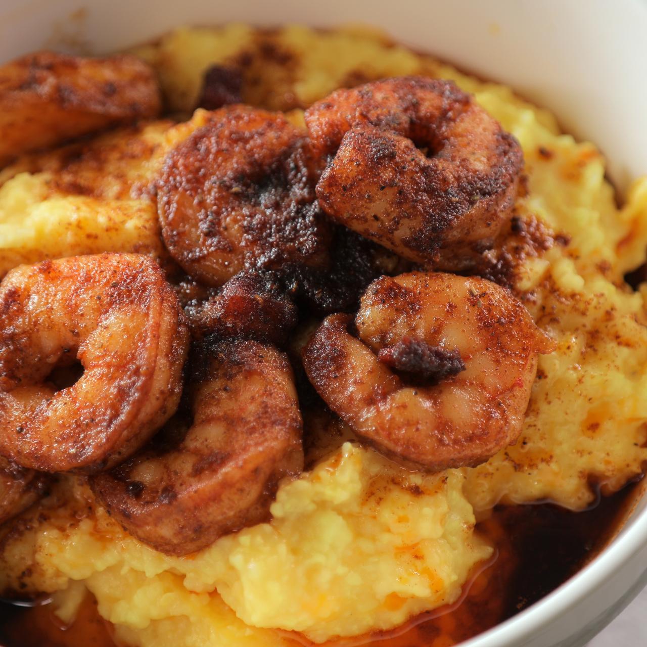 https://food.fnr.sndimg.com/content/dam/images/food/fullset/2021/11/19/0/DV3417-shrimp-and-grits-with-blackened-spiced-butter_s4x3.jpg.rend.hgtvcom.1280.1280.suffix/1637343510614.jpeg