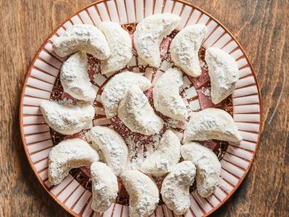 Description: Rocco Dispirito's Italian Wedding Cookies. Keywords: Confectioners’ Sugar, Almonds, Vanilla Extract, Flour, Unsalted Butter.