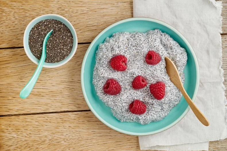 Chia-Pudding aus Chia-Samen mit Mandelmilch mit Himbeeren, Powerfood, vegan, low carb, glutenfrei