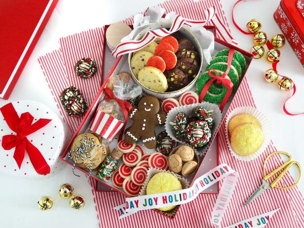 10 Pcs Christmas Cake Boxes with Window 4 Hole Christmas Cookie Boxes  Christmas Cupcake Boxes Christmas Bakery Box with Packaging String and Tags  Doughnut Gift Boxes for Xmas Birthday Party 16x16x8cm : Amazon.co.uk: Home  & Kitchen