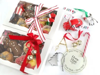 DOYIDE 12-Pack Christmas Cookie Boxes With Window, 9x6x3 Inches, White Star Pattern Bakery Boxes For Treats & Gifts