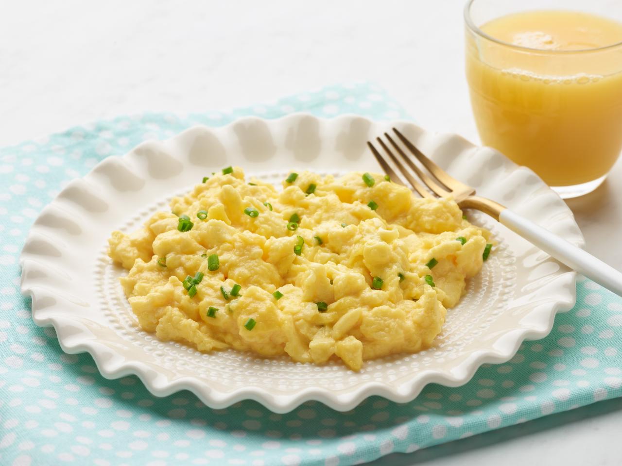 How to Make Scrambled Eggs {Easy Tutorial} - FeelGoodFoodie