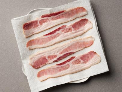https://food.fnr.sndimg.com/content/dam/images/food/fullset/2021/12/10/0/FNK_How-to-Make-Bacon-In-the-Microwave-Selecta-Large-Microwave-Safe-Plate_s4x3.jpg.rend.hgtvcom.406.305.suffix/1639163481391.jpeg