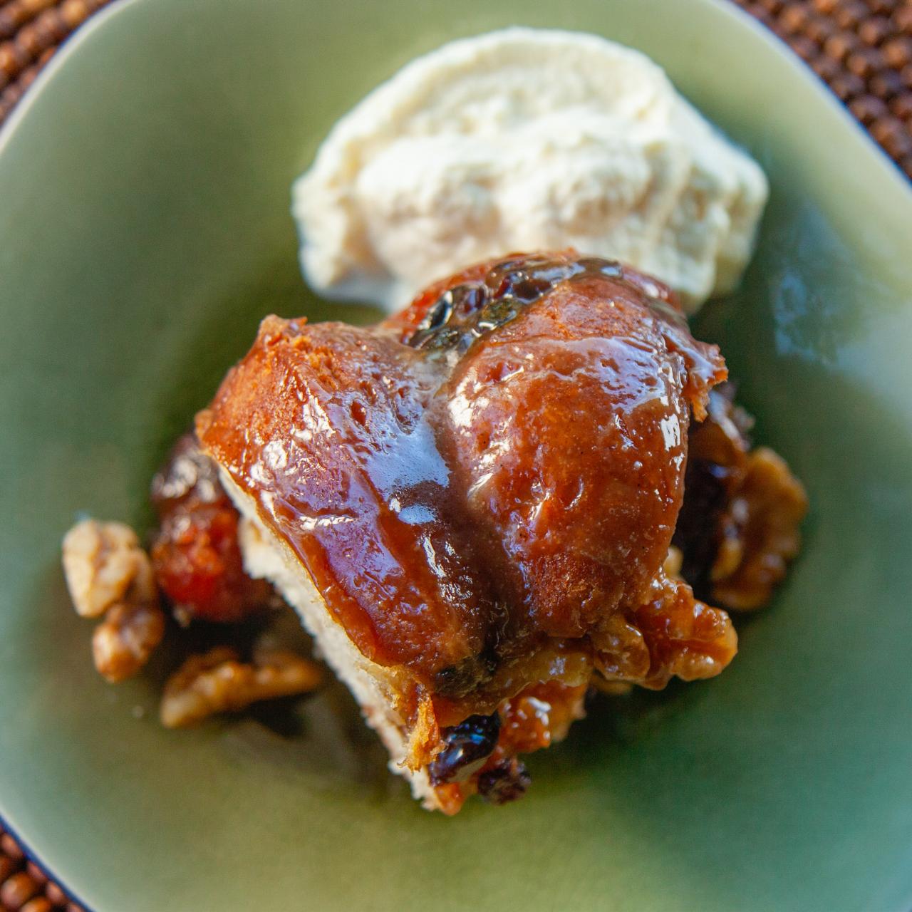 https://food.fnr.sndimg.com/content/dam/images/food/fullset/2021/12/16/1/YK513_maneet-chauhan-salted-caramel-monkey-bread-2_s4x3.jpg.rend.hgtvcom.1280.1280.suffix/1639703535057.jpeg