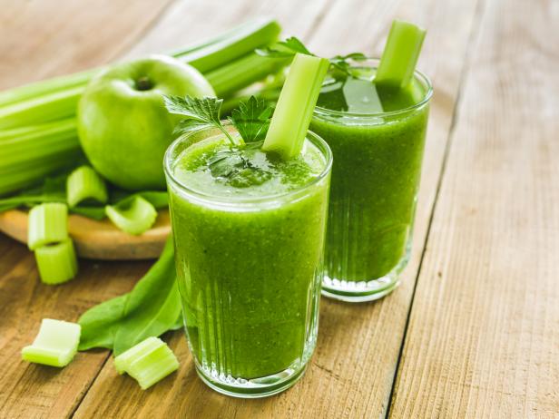Green smoothie with celery, spinach and apple in two glasses