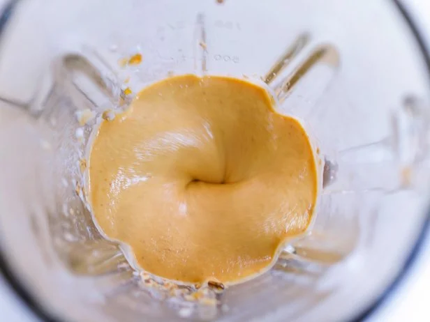 A mixer working making a papaya smoothie
